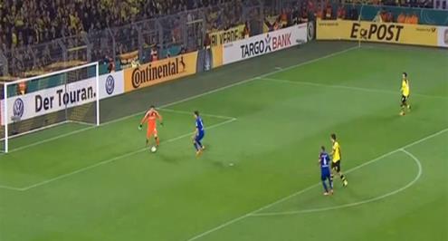 بالفيديو.. حارس دورتموند حاول استعراض مهارته فاستقبل هدف